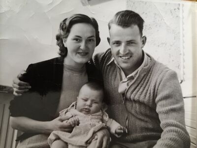 Nanneli mit unseren Eltern - 1951